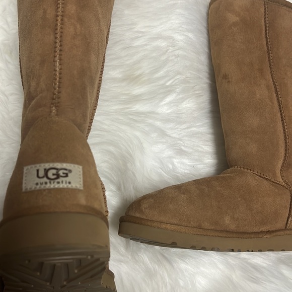 UGG Boots - Picture 3 of 4